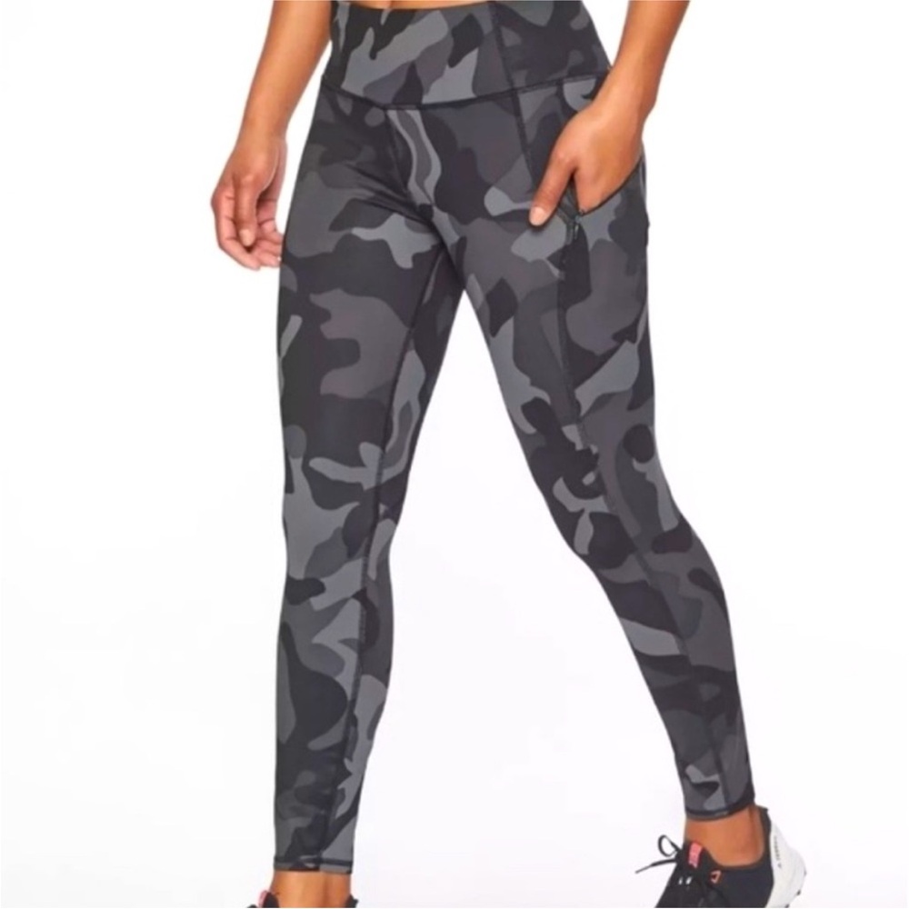 ATHLETA | Women’s Black and Grey Camouflage 7/8 Leggings size Medium Zip Pockets